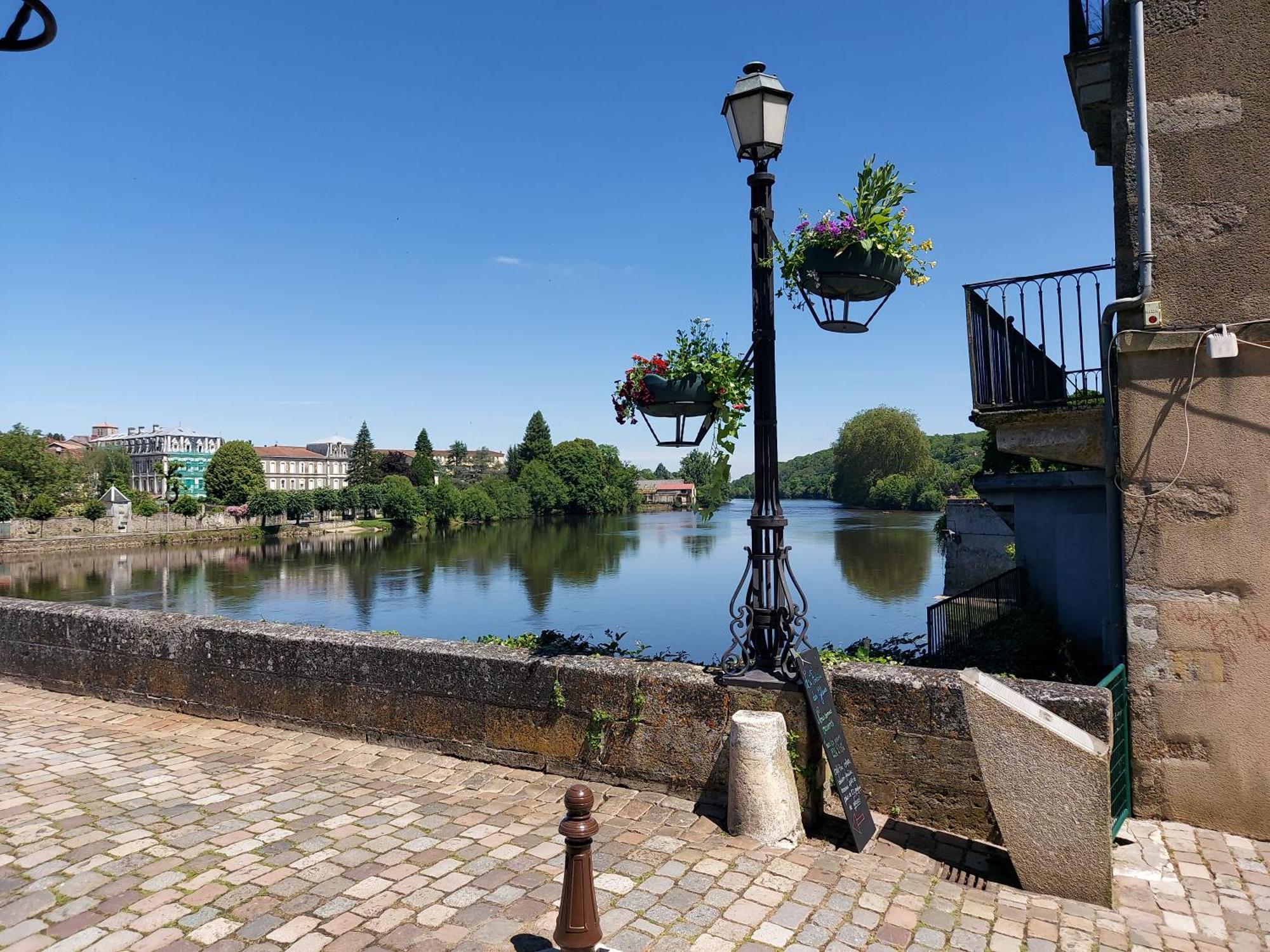 Charming Two Bedroom Gite With Beautiful Gardens Confolens Esterno foto
